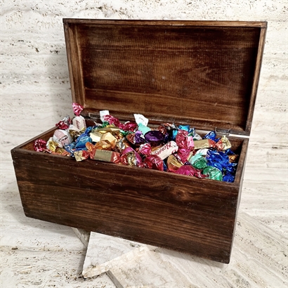 GOD JUL träskrin valnötsträ med 4000 gram lyxig chokladblandning